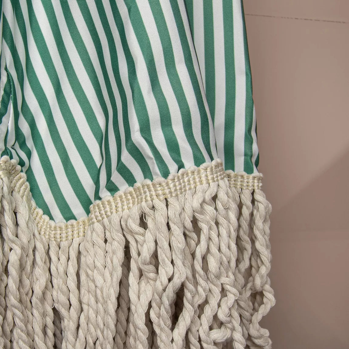 PARASOL EN POLYESTER AVEC RAYURES VERT ET BLANC AVEC FRANGES DIAM 180CM PLAYA