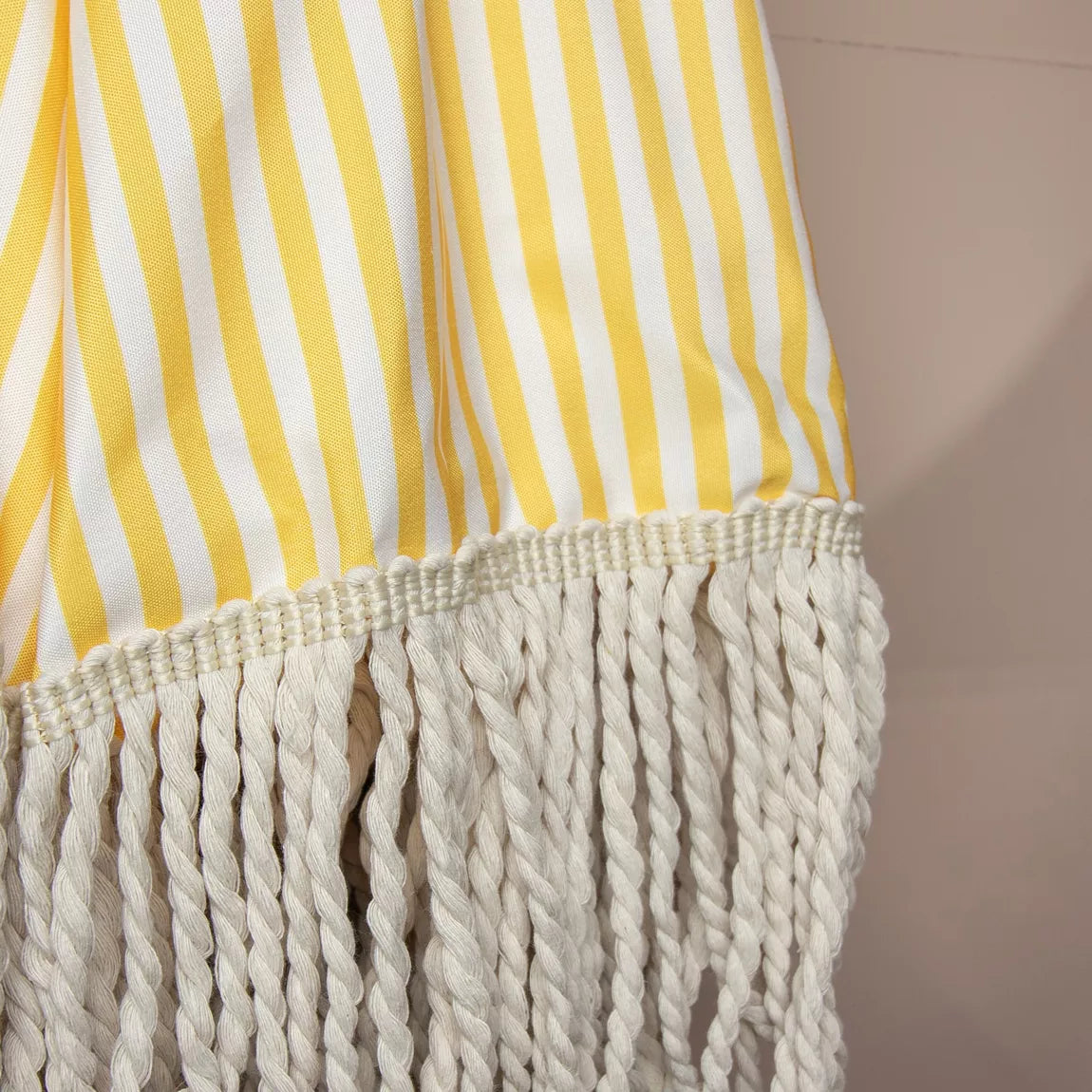 PARASOL EN POLYESTER AVEC RAYURES JAUNE ET BLANC AVEC FRANGES DIAM 180CM PLAYA