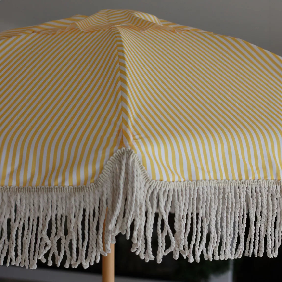 PARASOL EN POLYESTER AVEC RAYURES JAUNE ET BLANC AVEC FRANGES DIAM 180CM PLAYA