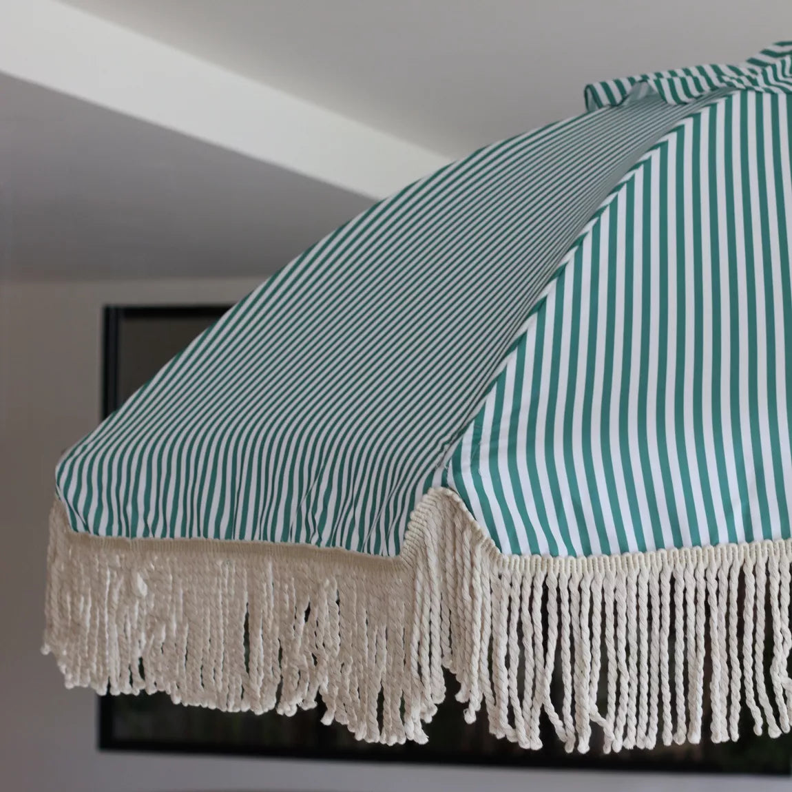 PARASOL EN POLYESTER AVEC RAYURES VERT ET BLANC AVEC FRANGES DIAM 180CM PLAYA